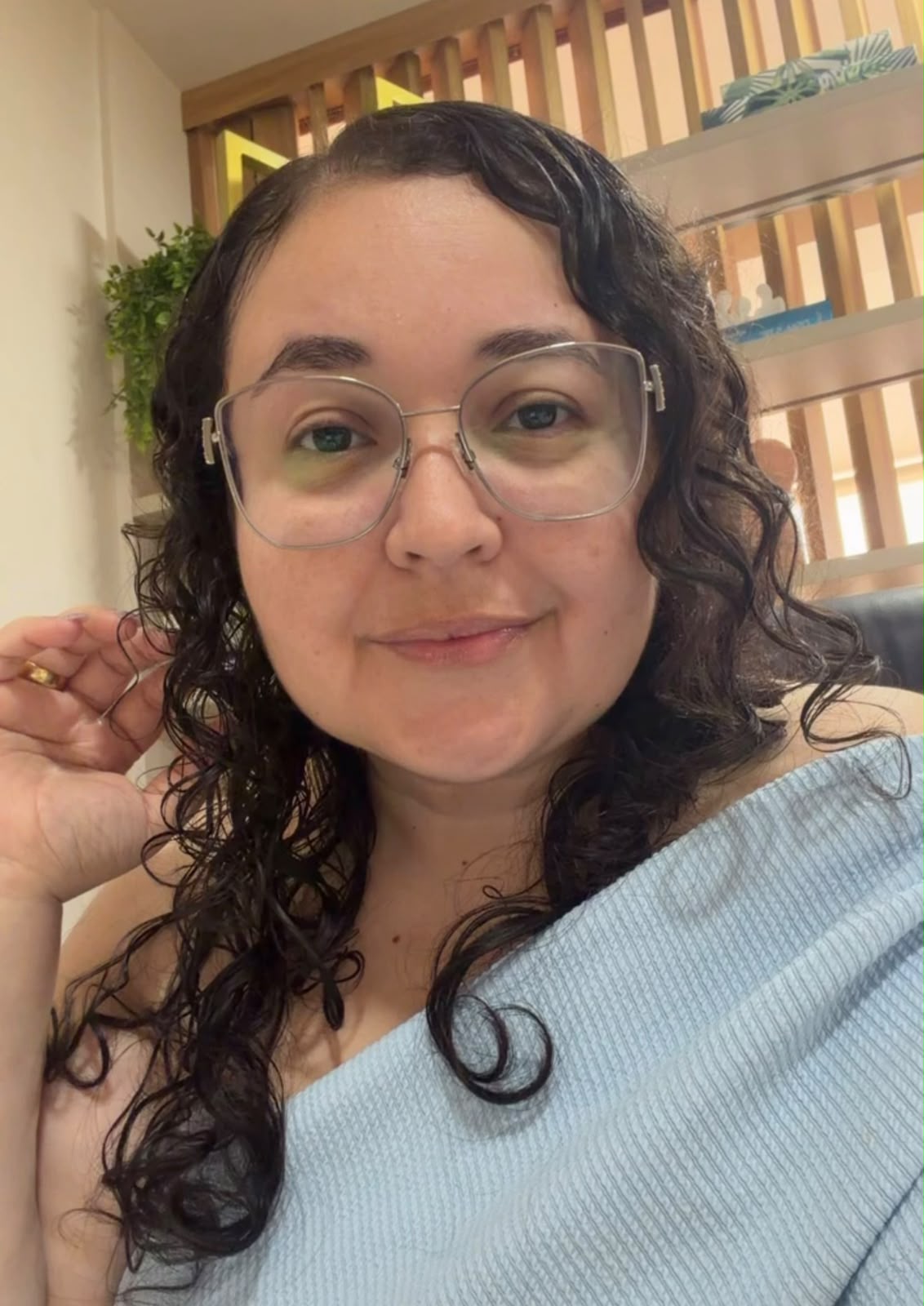 Maria Lacerda, psicóloga clínica em Ceres-GO, sorrindo em seu consultório